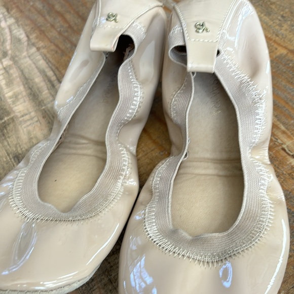 Yosi Samara Foldable Ballet Flat in Simply Taupe Patent Leather - Picture 9 of 13